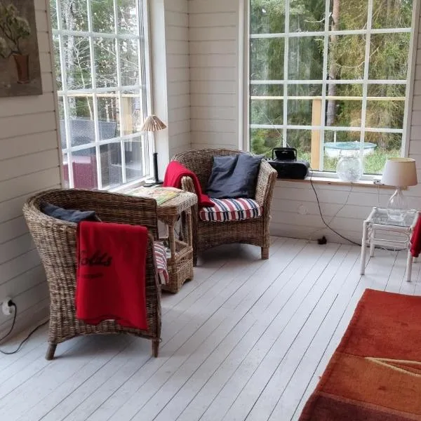 Mysig stuga med sjöutsikt, hotel v destinaci Bergshamra