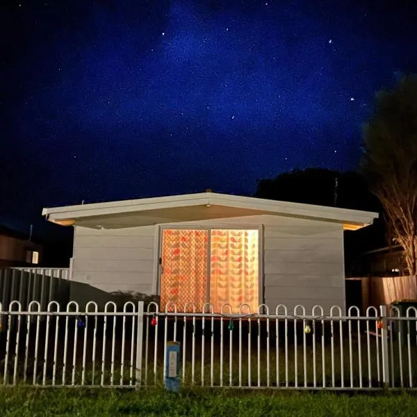 The Shack Culburra Beach- retro cool location pool table tiki bar, hotel v destinaci Culburra Beach