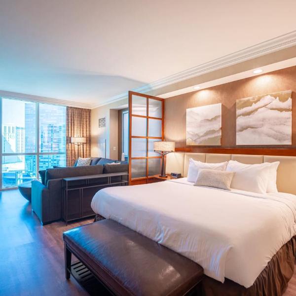 No Resort Fee Strip View Suite+ Free Valet + Pool, Las Vegas