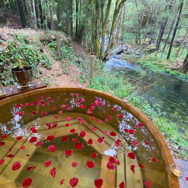 Wild Glamping Portugal - relax by Serra de Arga waterfalls in Viana do Castelo with hot tub, hotel in Viana do Castelo