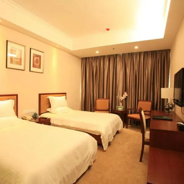 GreenTree Inn ShanXi LuLiang FengShan Road Central Park Express Hotel、Luliangのホテル