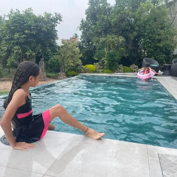 Canal's Edge, hotel v Negombu