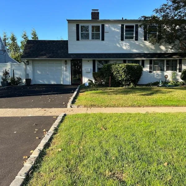 Modern and spacious 4 B/R + 2 bath house, ξενοδοχείο σε Westbury