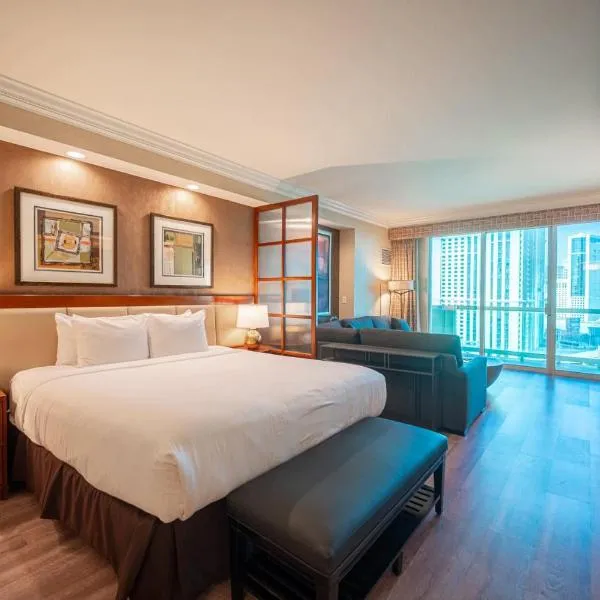 No Resort Fee Strip View Balcony+ Free Valet+ Pool, hotel in Las Vegas