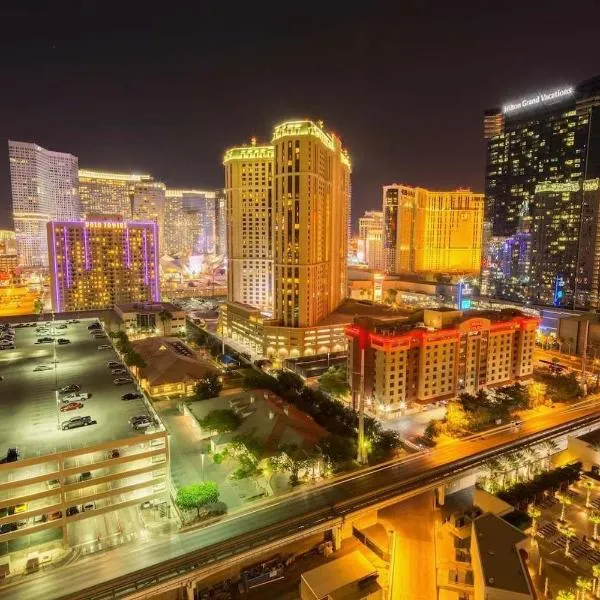 No Resort Fee Strip View Balcony+ Free Valet+ Pool, hotel in Las Vegas