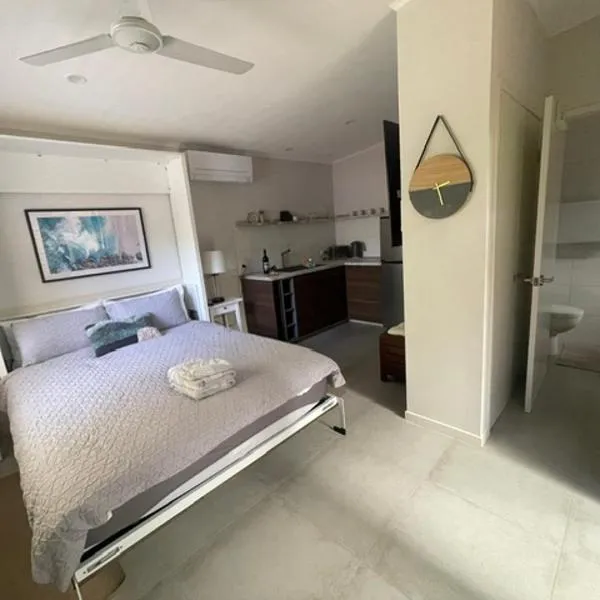 Lotus Shack - charming and private, hotel a Russell Island