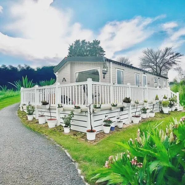 Caravan by Seaside with Hot Tub in Cornwall countryside, hotel en Porth
