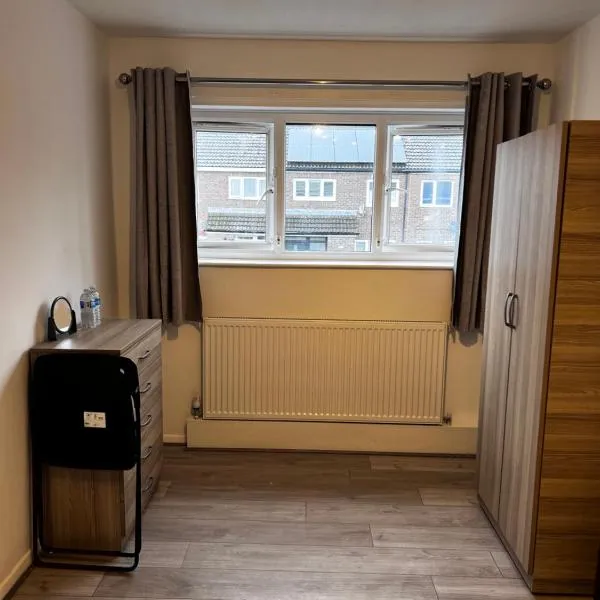 Lovely Double Room available, in shared house, hotel in London
