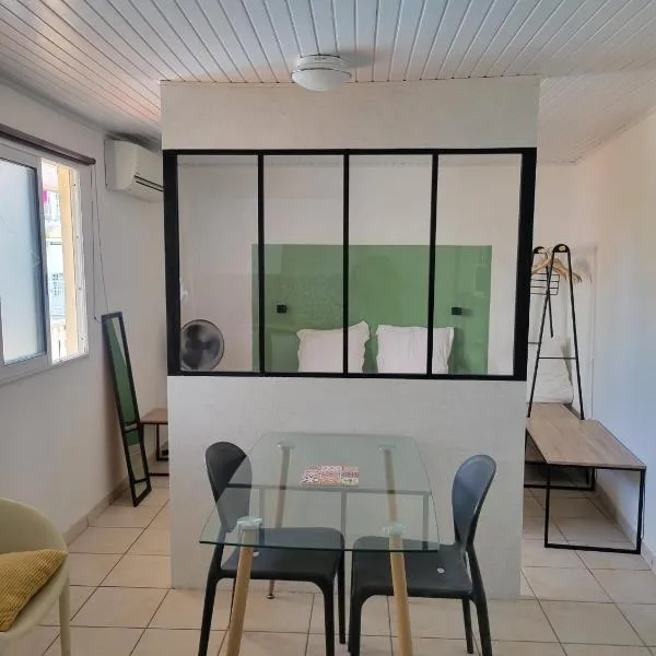 Appartement avec piscine, hotel in Les Trois-Îlets