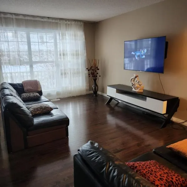 Cozy Luxury House, hotel in Edmonton