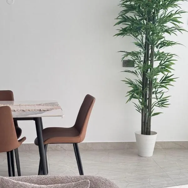 July Chalet with Heated Pool、ニズワのホテル