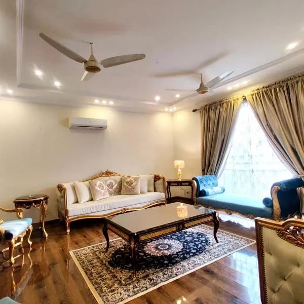 Luxury Villa - 1 Kanal Furnished 5 bedrooms , DHA Phase 6, hotel in Lahore