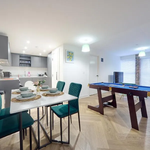 Luxury Nostalgic City Centre Stay with Pool Table, Netflix, Sofa bed, Sleeps 6, Nostalgia Stays，位于伯明翰的酒店