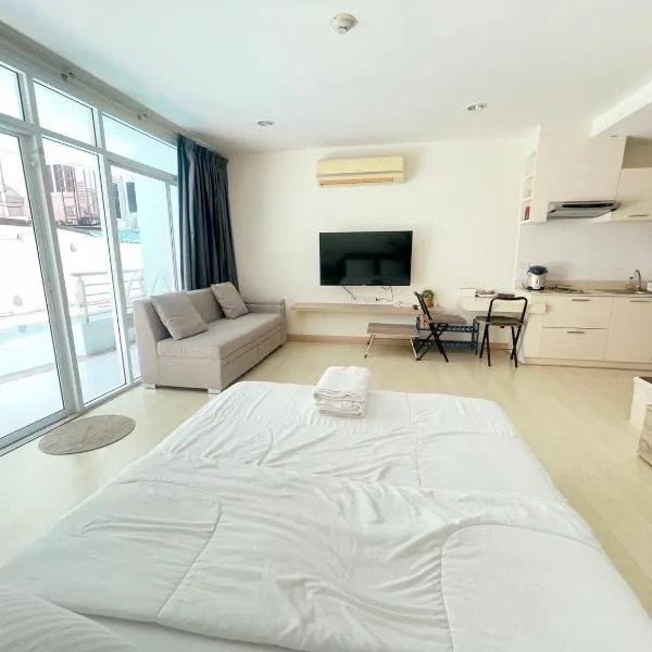 Condo The Beach Bangsaen 327-2 Pool-Access, Hotel in Ban Bang Saen (1)