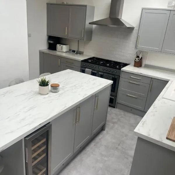 Stylish Home Away From Home! 6 Minutes from Beach!, hotel v destinaci Wirral