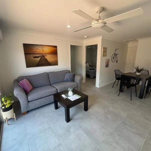 A newly renovated home and only 2 minutes to Highway - modern and handy，位于雷蒙德特雷斯的酒店