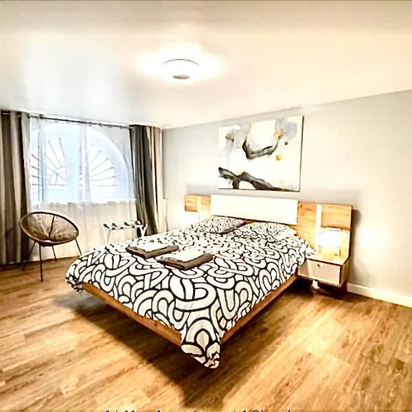 Appartement rénové place du Palais avec parking, Hotel in Bordeaux