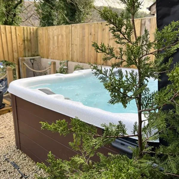 Hot tub Retreat In The Valley's Of South Wales, ξενοδοχείο σε Abertillery