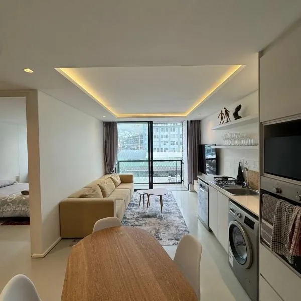 Modern 2-bed in the Iron Works, hotel in Cape Town