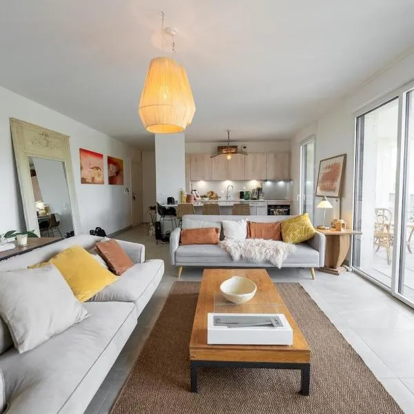 Spacious bright contemporary apartment, hotel v destinaci Bordeaux
