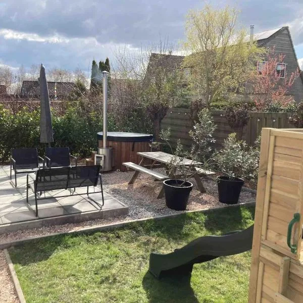 Het Steven van Grou - luxury wellness house with hot tub, Hotel in Grou