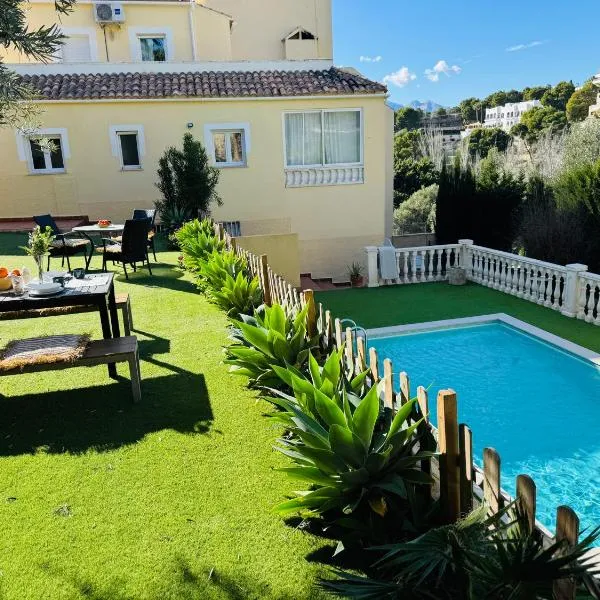 Spacious chalet on golf course, hotel in Altea