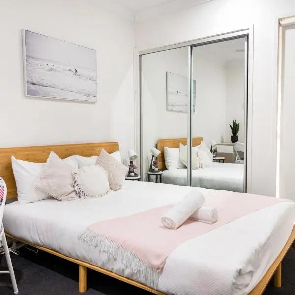 Standard Queen Room in Gregory Hills - Quaint Spot - Shared Bathroom, hotell i Gledswood Hills