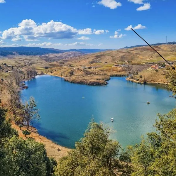 Under Stars Cozy Moroccan Lodge by Lake Ouiouane, hotel i Kasba des Aït Athmane