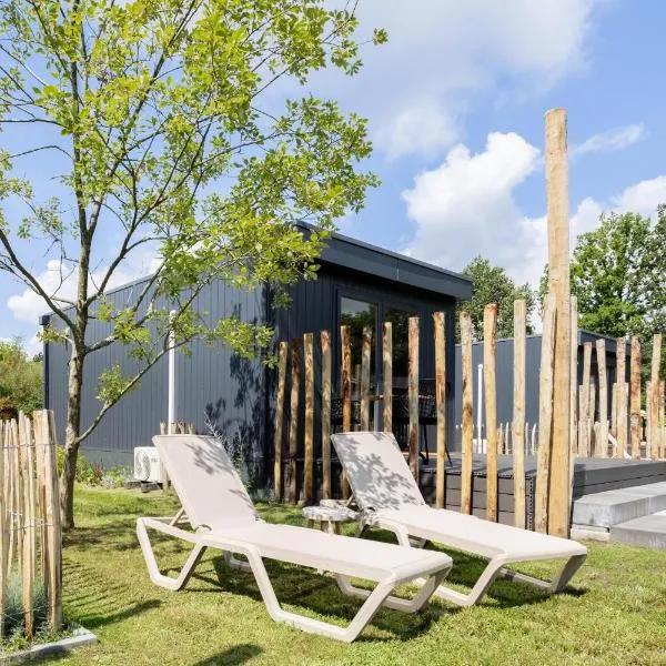 Tiny House met vlonder | 2 personen - Vakantiepark De Kremmer, hotel v destinaci Gasselte