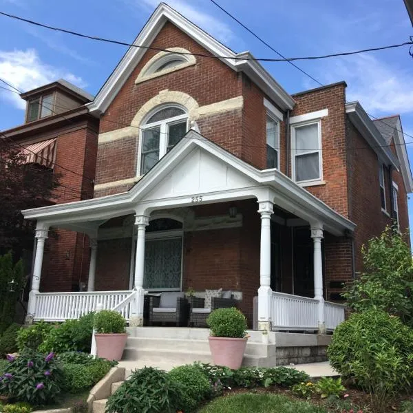 Historic Upstairs Apartment, hotel in Bellevue