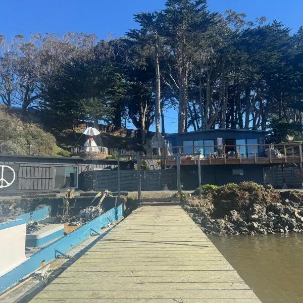 Carriage House Waterfront On Tomales Bay With Dock, hotel a Marshall