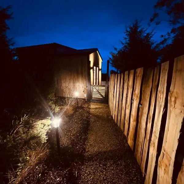 Sionnach Cabin - Private outdoor hot tub - Pet friendly、Kinloughのホテル