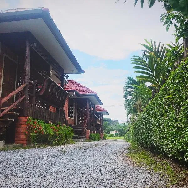 บ้านต้นรักษ์ BanTonRuk Takuapa, hotel in Takua Pa