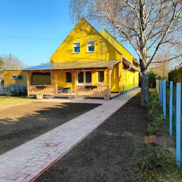Nest Guesthouse-House for 16 people by the lake, hotel v destinaci Gárdony
