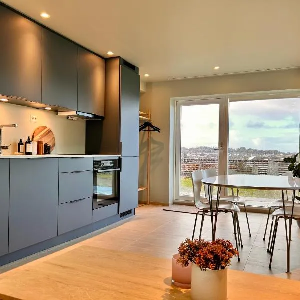 Basement apartment with sea view, hotel in Haugesund