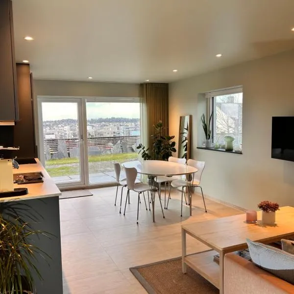 Apartment with garden and sea view, hotel v destinaci Haugesund