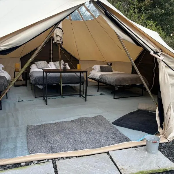 Cozy Hot Tent with Log Burner & Hot Tub Right Tent, ξενοδοχείο σε Llanfairpwllgwyngyll