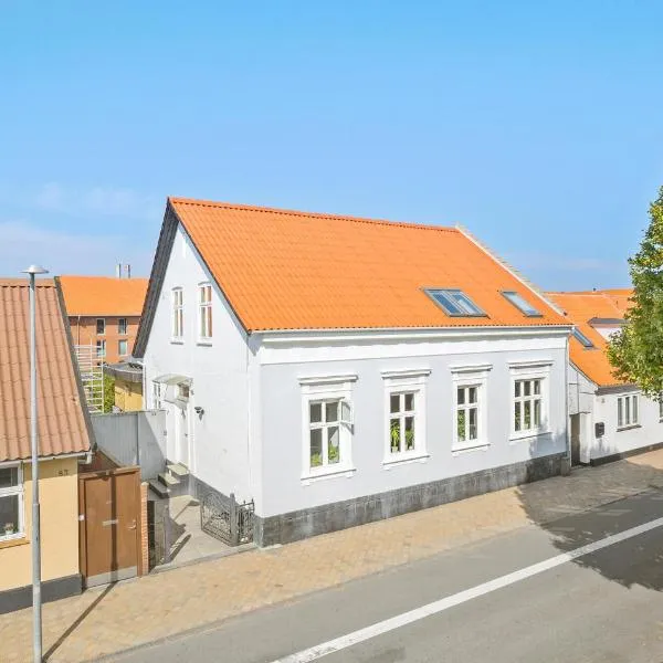 2 Bedroom Awesome Apartment In Rønne, Hotel in Rønne