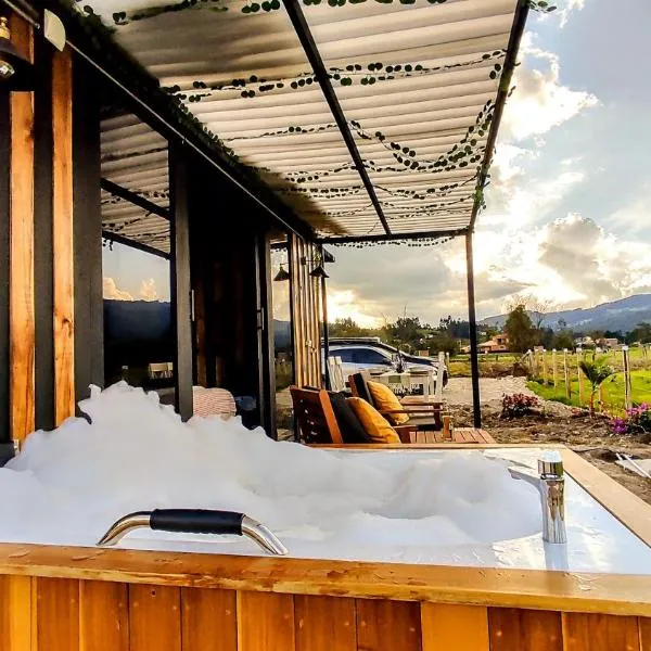 Romántico Glamping tipo contenedor con Jacuzzi cerca al lago de Paipa, hotel in Paipa