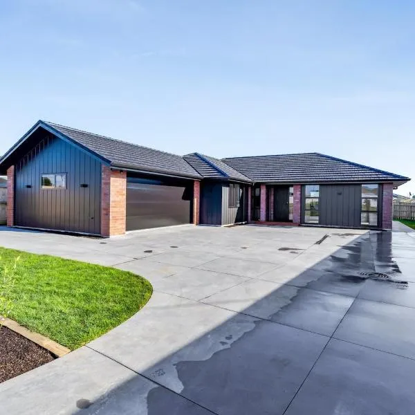 Family home, Game Zone & Outdoor Fireplace- Sleeps 10, hotel in New Plymouth