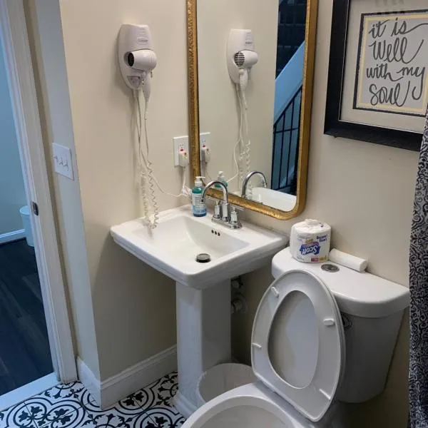 Beautiful bedroom next Camden yard and M&T stadium，位于巴尔的摩的酒店
