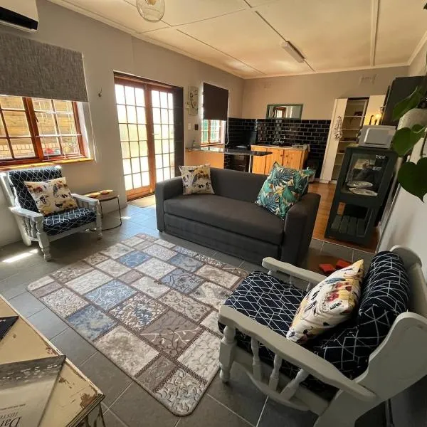 Charming Garden Cottage, hotel a Gqeberha
