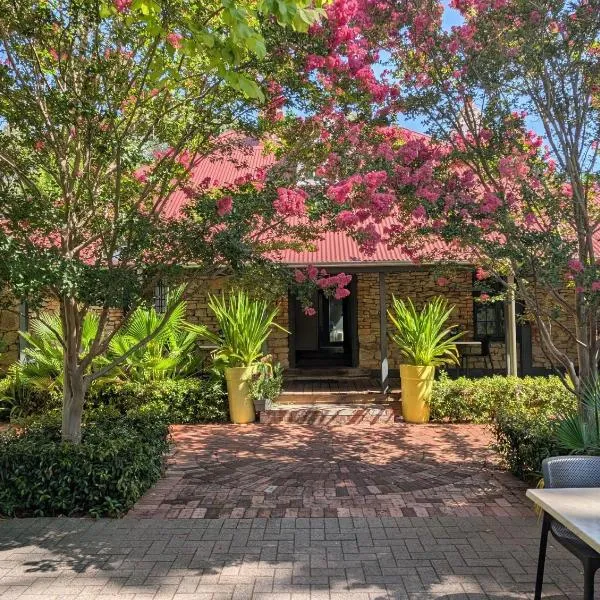 Mahogany Inn and Distillery, hotel v destinaci Mahogany Creek