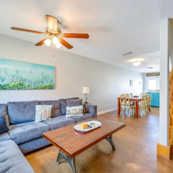 Steps to Beach and Pool Access Port Aransas Condo, ξενοδοχείο σε Port Aransas