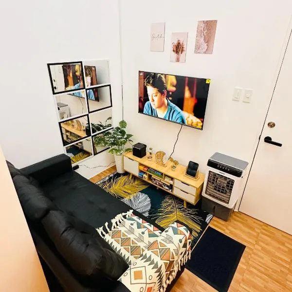 2 Bedroom and Bathroom Staycation Condo in Mandaluyong City near BONI MRT with WIFI and KARAOKE and POOL, hotel u Manili