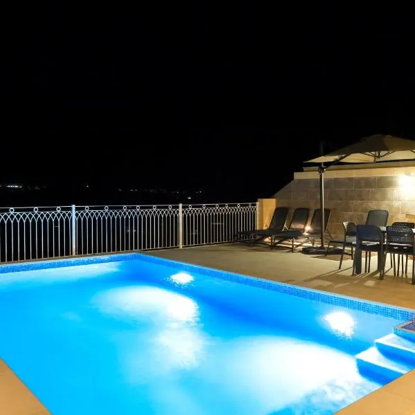 Magnifica Holiday Home with Jacuzzi hot tub and pool, hotel v destinaci Xagħra