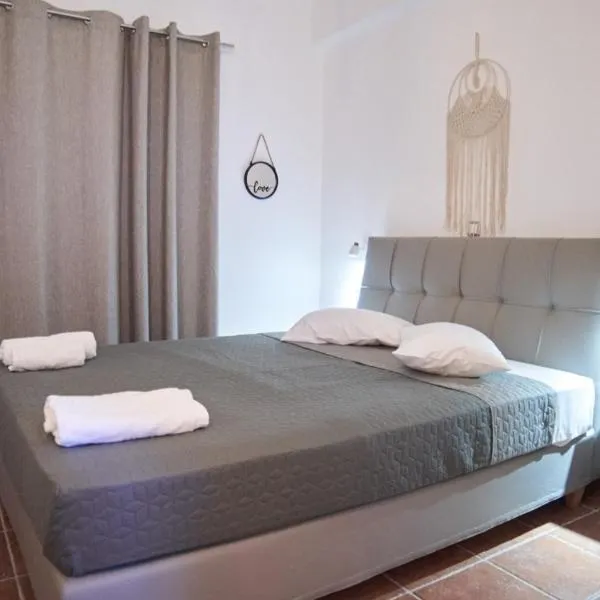 FERMINA KaGa kythnosuites, hotel in Mérichas