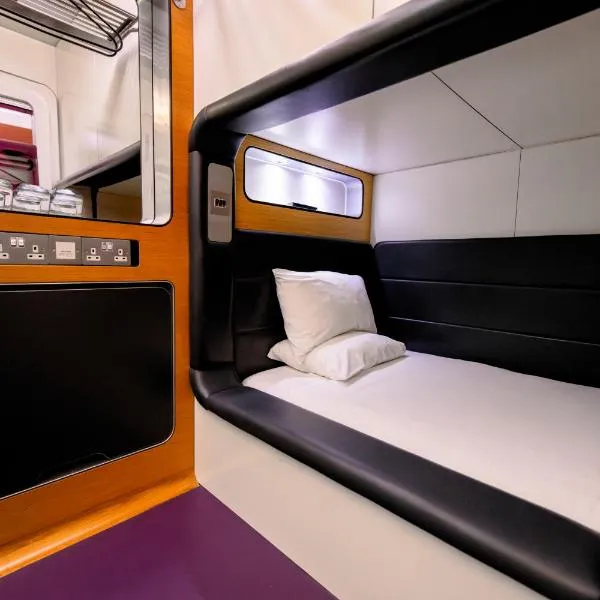 YOTELAIR London Gatwick Airport, hotel di Horley