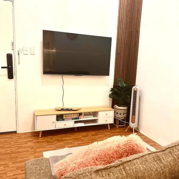 EDSA Cozy 3BR near MRT w Netflix and Karaoke Fun, hotel in Manila