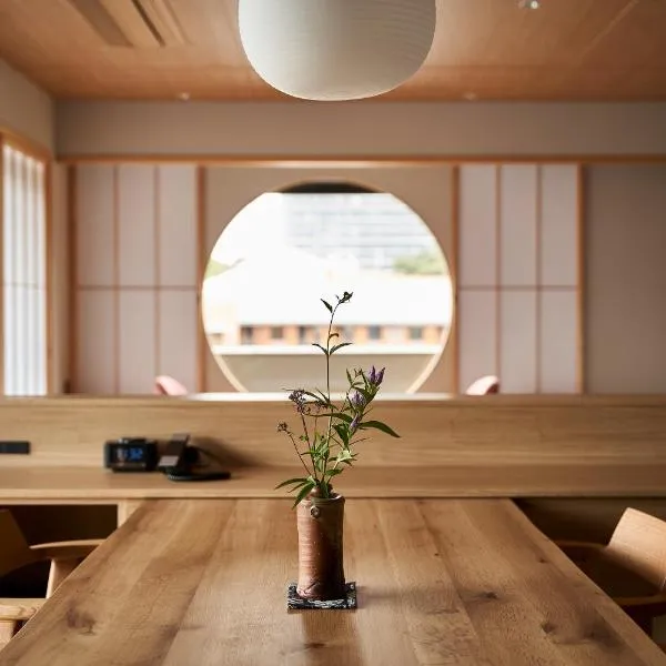 Ryokan Asukasou at the entrancne of Nara park, hotel v destinaci Nara